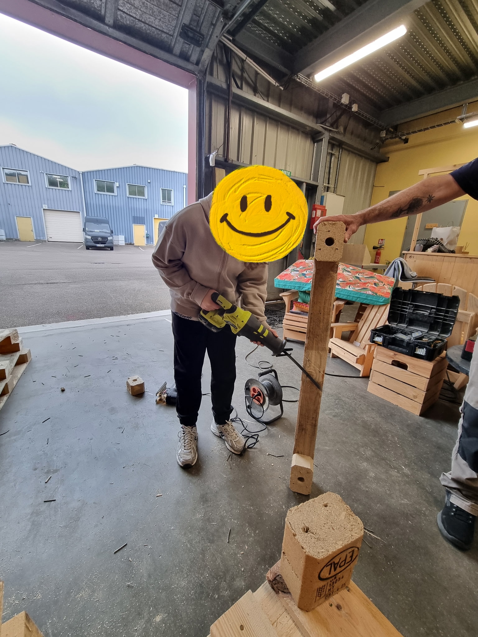 Découpe d'une palette dans l'atelier MF Palettes à Malaunay