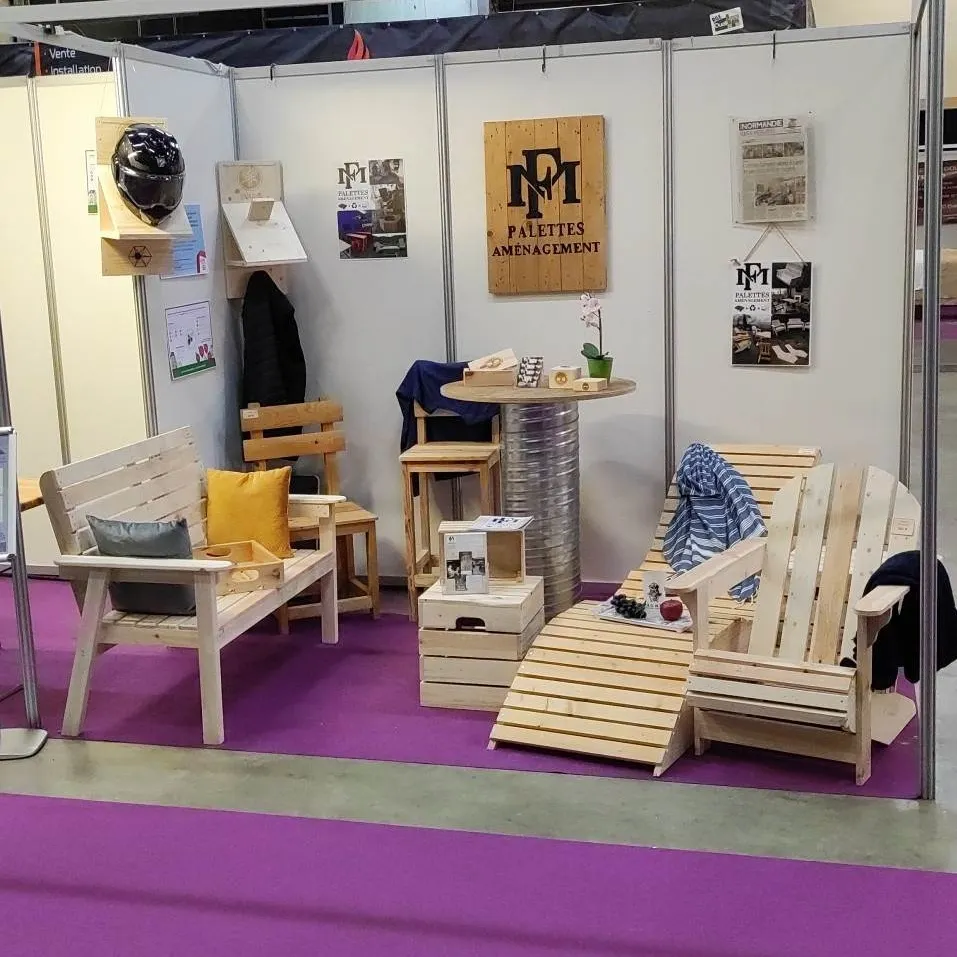 Stand MF Palettes sur un salon : bancs, transats et fauteuils en bois de palette