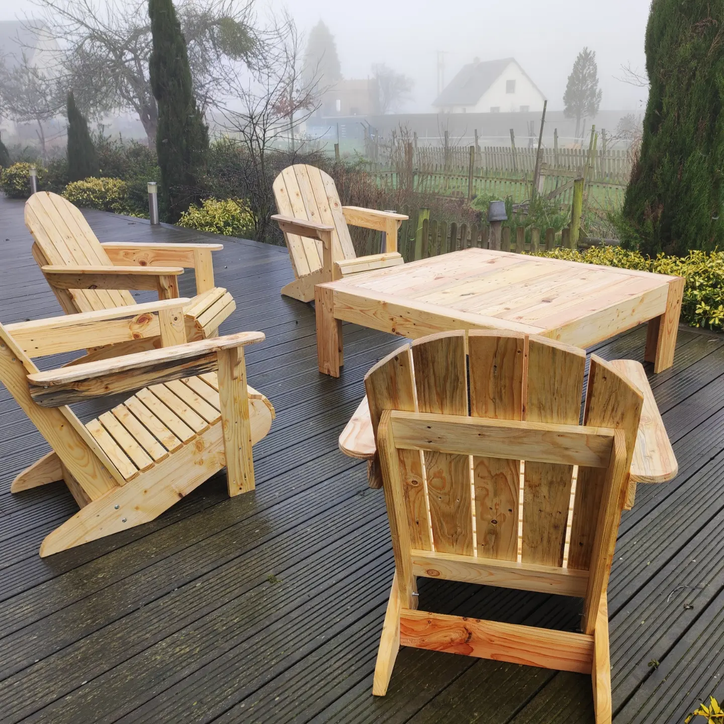 Salon de jardin Adirondack en bois de palette sur une terrasse, au petit matin